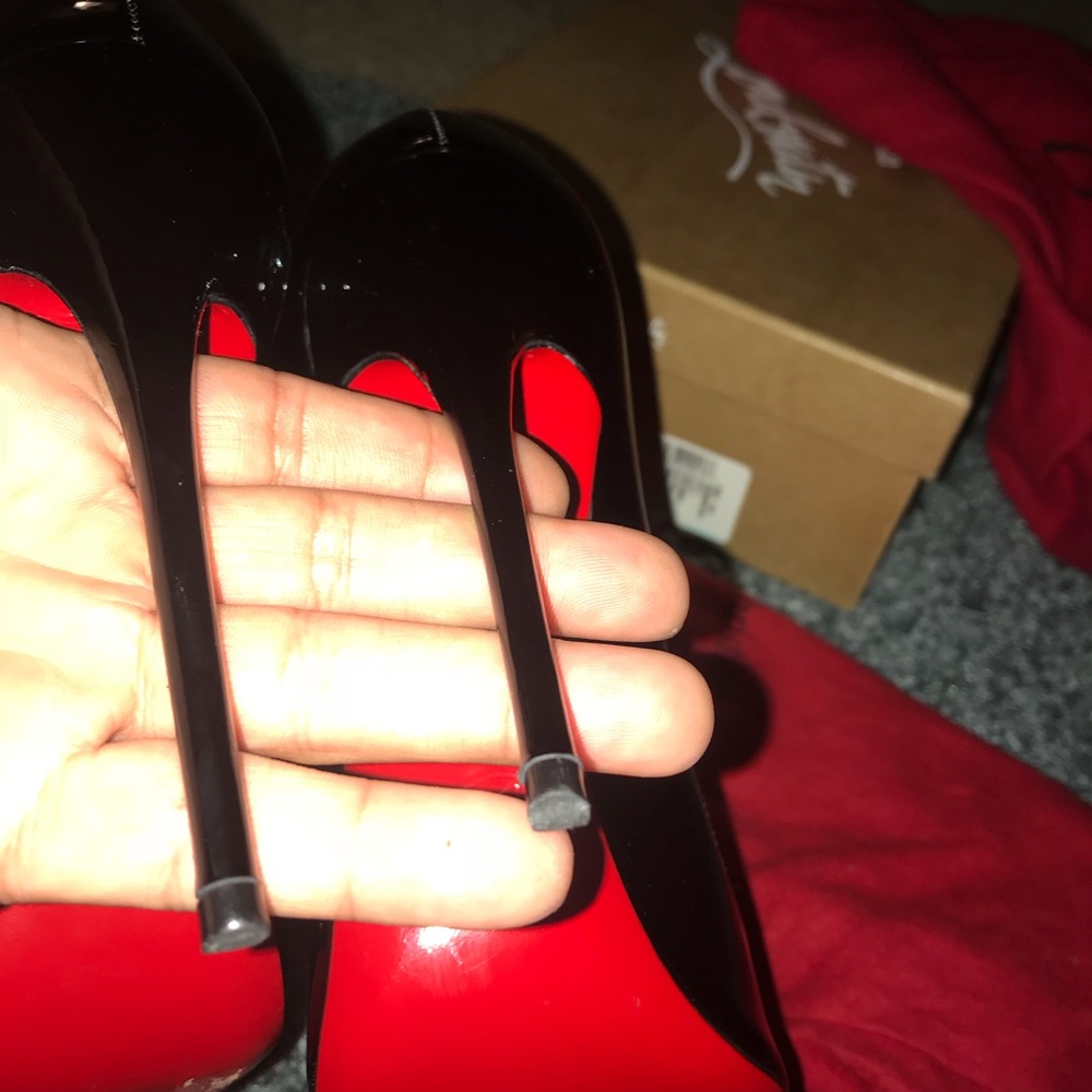 Christian Louboutin - Picture 7 of 8